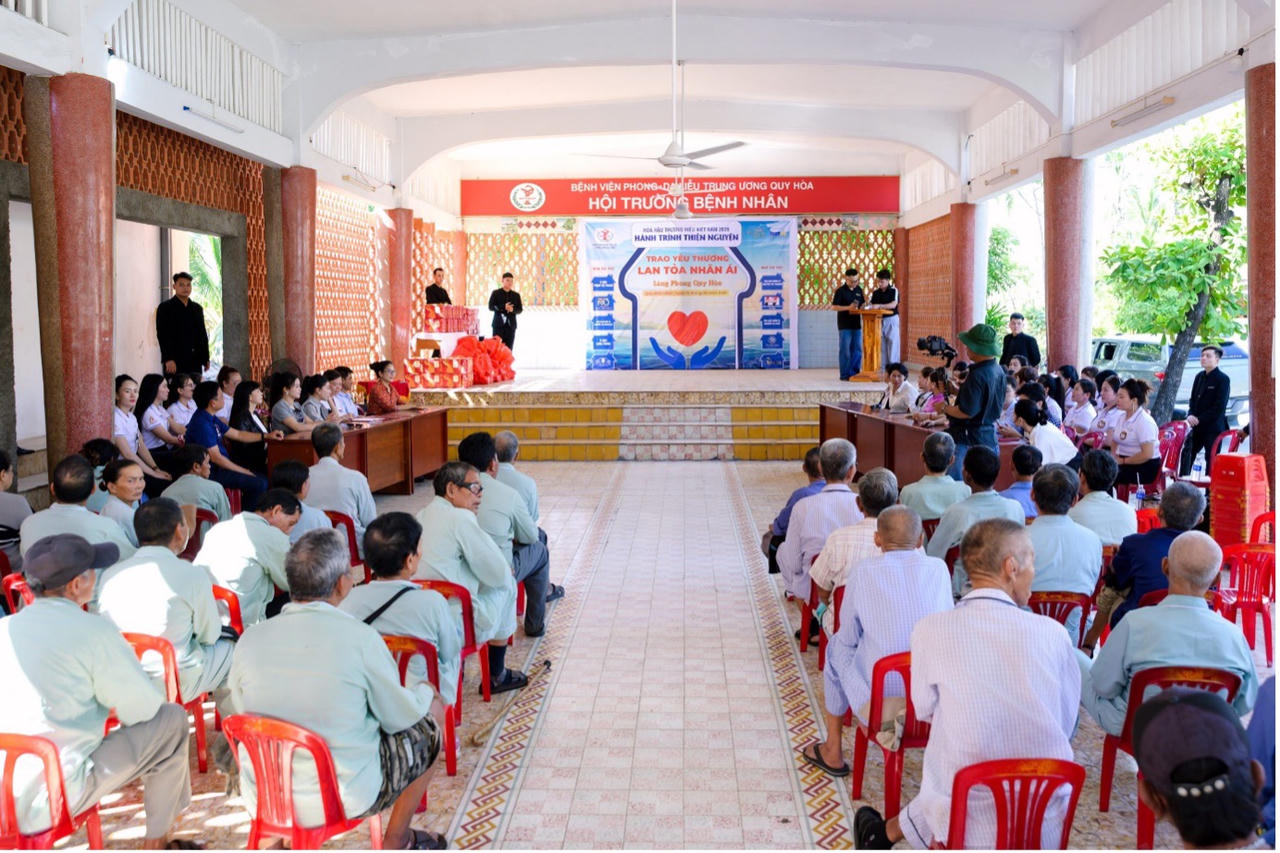 Chương tr&igrave;nh &ldquo;Trao y&ecirc;u thương &ndash; Lan tỏa nh&acirc;n &aacute;i&rdquo; mang đến niềm vui v&agrave; sự động vi&ecirc;n tinh thần cho c&aacute;c bệnh nh&acirc;n đang điều trị tại Bệnh viện Phong &ndash; Da liễu Trung ương Quy H&ograve;a.