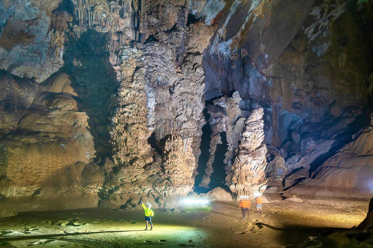 Kh&ocirc;ng gian b&ecirc;n trong hang Thắng g&acirc;y ấn tượng với nhiều khoang hang rộng h&agrave;ng trăm m&eacute;t c&ugrave;ng hệ thống thạch nhũ được bảo tồn gần như nguy&ecirc;n vẹn. Ảnh: Jungle Boss.