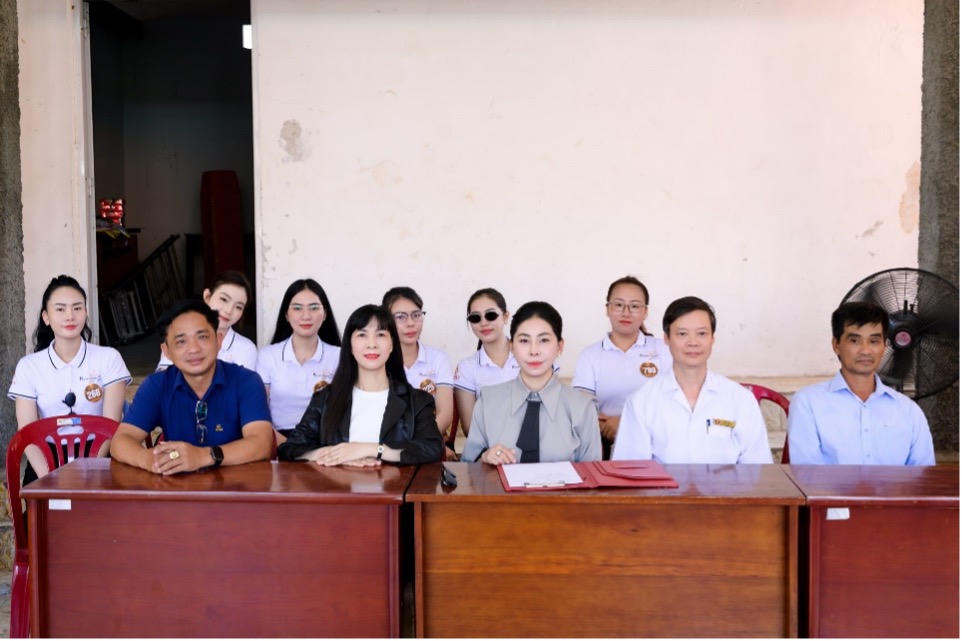 Đại diện BTC Hoa hậu Thương hiệu Viẹt Nam 2026 v&agrave; L&atilde;nh đạo Bệnh viện Phong &ndash; Da liễu Trung ương Quy H&ograve;a.