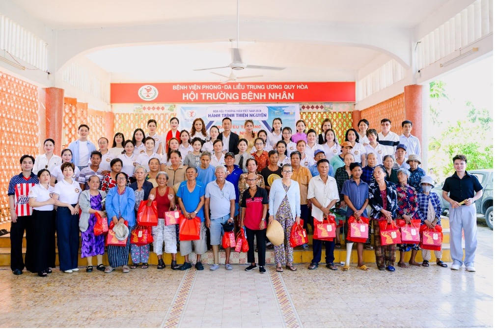 BTC c&ugrave;ng Top 20 th&iacute; sinh Hoa hậu Thương hiệu Việt Nam 2026 trực tiếp trao qu&agrave; v&agrave; gửi lời động vi&ecirc;n đến c&aacute;c bệnh nh&acirc;n c&oacute; ho&agrave;n cảnh kh&oacute; khăn.