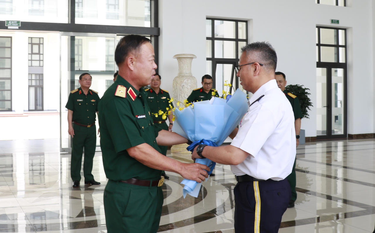 Đoàn sĩ quan Nhật Bản thăm, chào xã giao Bộ Tư lệnh Quân khu 5