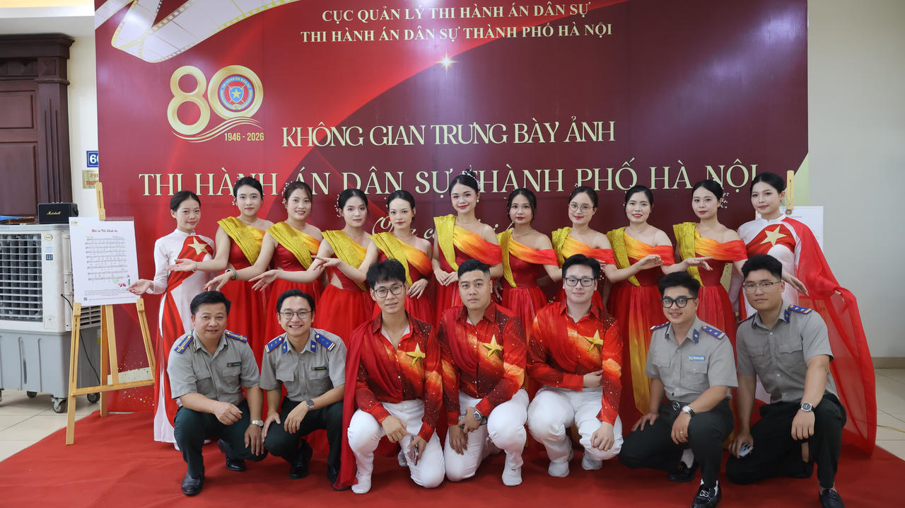 C&aacute;c c&ocirc;ng chức trẻ tham gia biểu diễn văn nghệ.