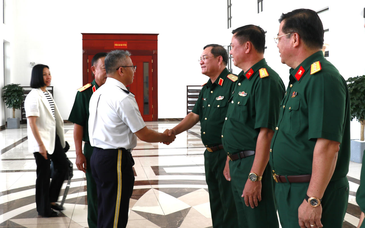 Đoàn sĩ quan Nhật Bản thăm, chào xã giao Bộ Tư lệnh Quân khu 5
