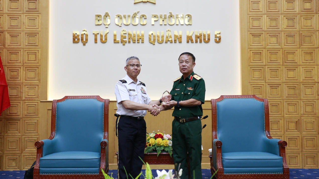 Đo&agrave;n sĩ quan Nhật Bản thăm, ch&agrave;o x&atilde; giao Bộ Tư lệnh Qu&acirc;n khu 5