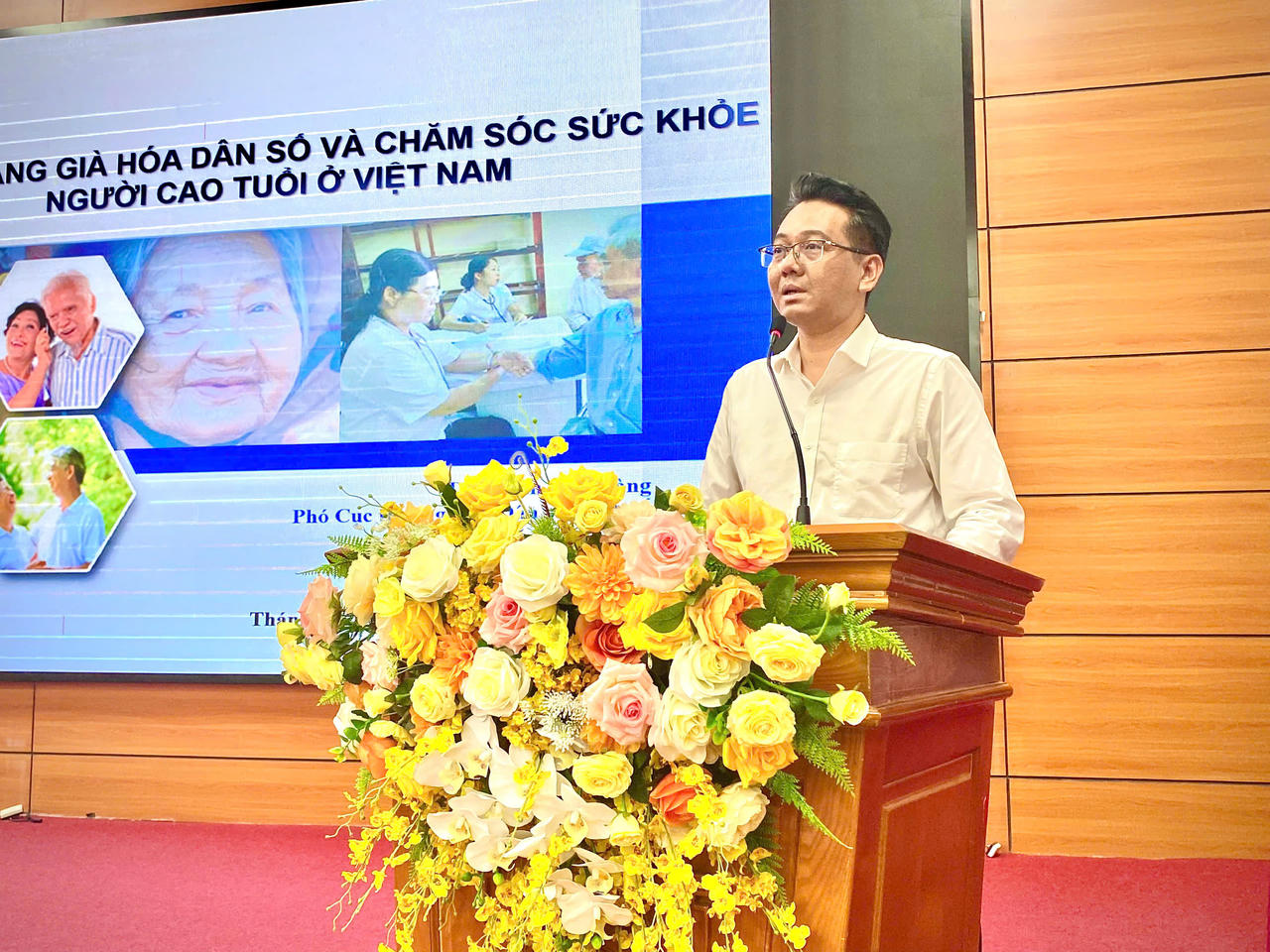 Tiến sĩ Phạm Vũ Ho&agrave;ng - Ph&oacute; Cục trưởng Cục D&acirc;n số (Bộ Y tế) đ&atilde; c&oacute; b&agrave;i tham luận chi tiết về vấn đề gi&agrave; h&oacute;a d&acirc;n số tại hội thảo. (Ảnh: PV)