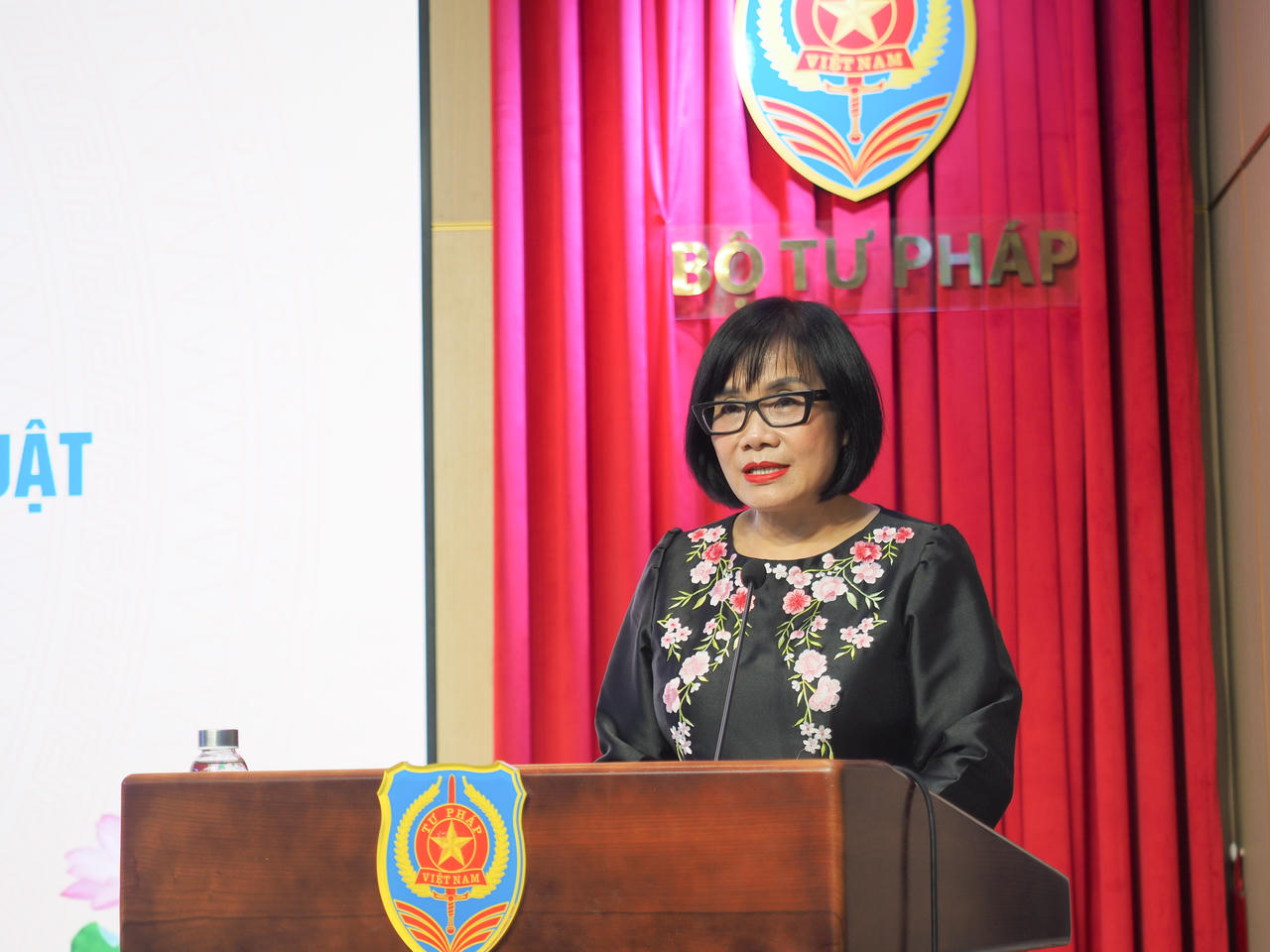 Thứ trưởng Đặng Ho&agrave;ng Oanh ph&aacute;t biểu khai mạc hội nghị.
