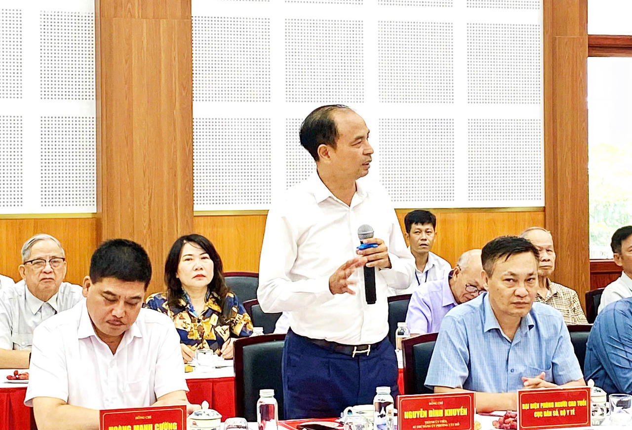 &Ocirc;ng Nguyễn Đ&igrave;nh Khuyến - B&iacute; thư Đảng ủy, Chủ tịch HĐND phường T&acirc;y Hồ đ&atilde; c&oacute; những chia sẻ, đ&oacute;ng g&oacute;p trong hội thảo. (Ảnh: PV)