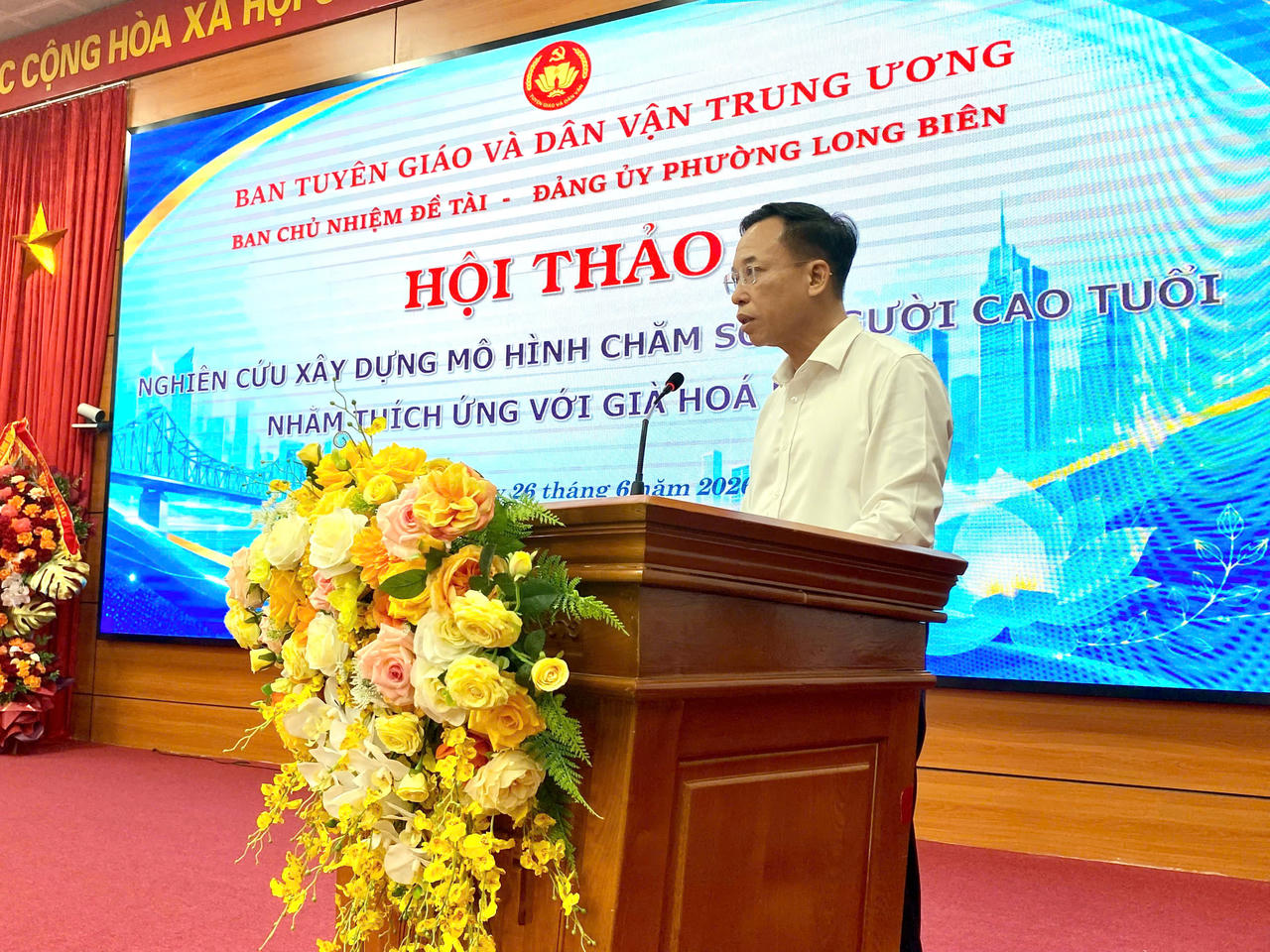 &Ocirc;ng Nguyễn Mạnh H&agrave; - B&iacute; thư Đảng ủy,&nbsp;Chủ tịch HĐND phường Long Bi&ecirc;n ph&aacute;t biểu ch&uacute;c mừng hội thảo. (Ảnh: PV)