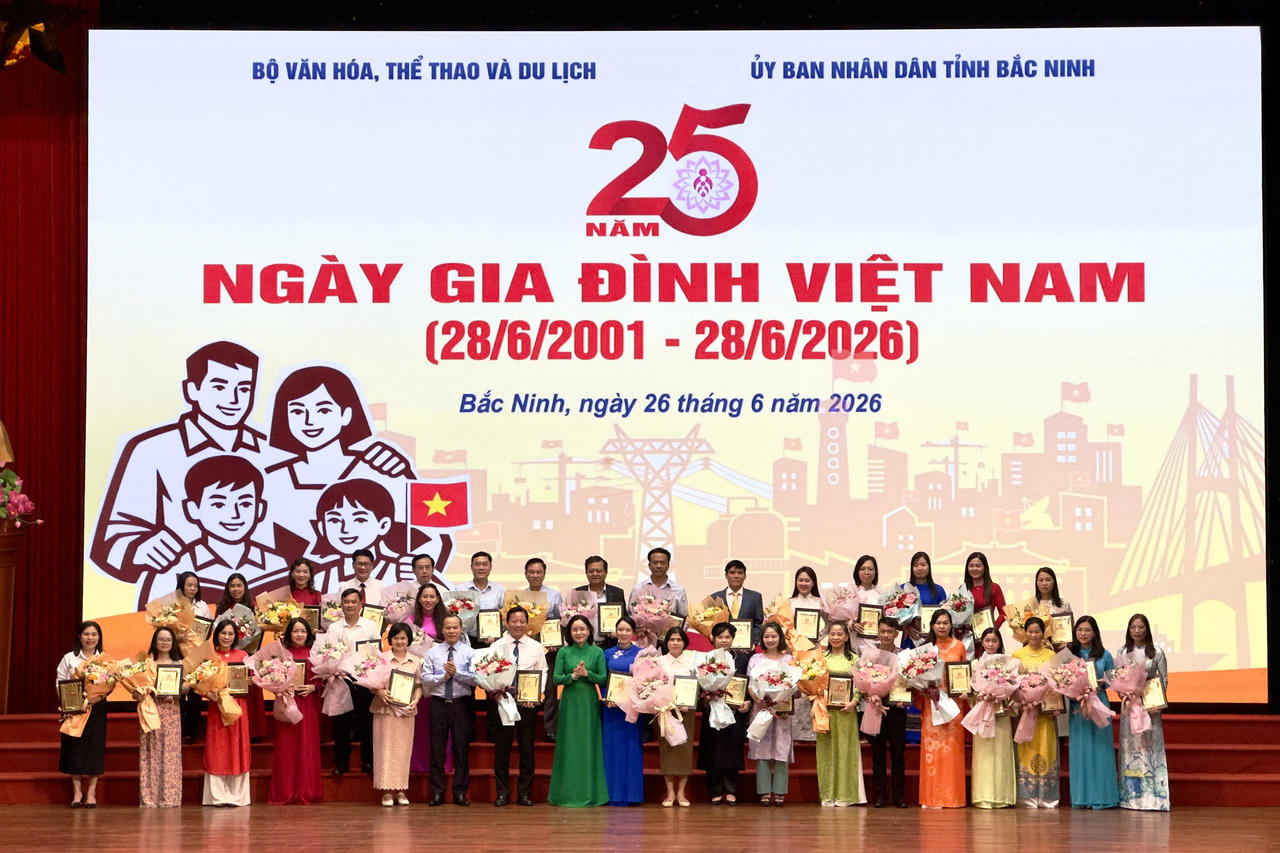 Biểu dương, t&ocirc;n vinh c&aacute;c c&aacute; nh&acirc;n ti&ecirc;u biểu l&agrave;m c&ocirc;ng t&aacute;c gia đ&igrave;nh.