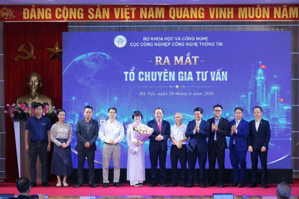 Trung t&acirc;m c&ocirc;ng bố th&agrave;nh lập Tổ chuy&ecirc;n gia tư vấn chuy&ecirc;n m&ocirc;n với sự tham gia của 21 chuy&ecirc;n gia uy t&iacute;n trong lĩnh vực b&aacute;n dẫn.
