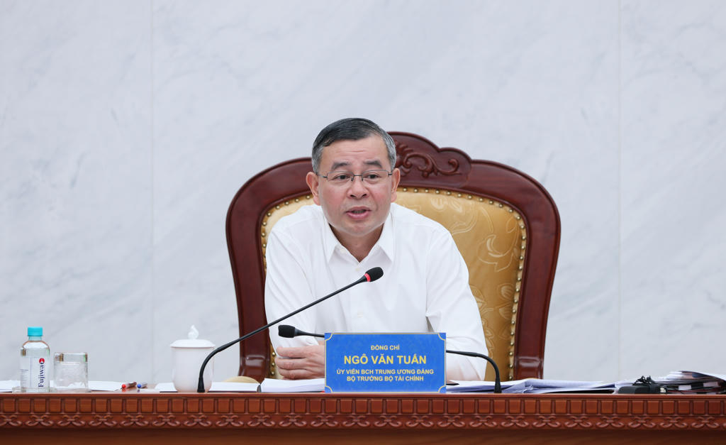 Bộ trưởng Bộ T&agrave;i ch&iacute;nh Ng&ocirc; Văn Tuấn chỉ đạo tại buổi l&agrave;m việc