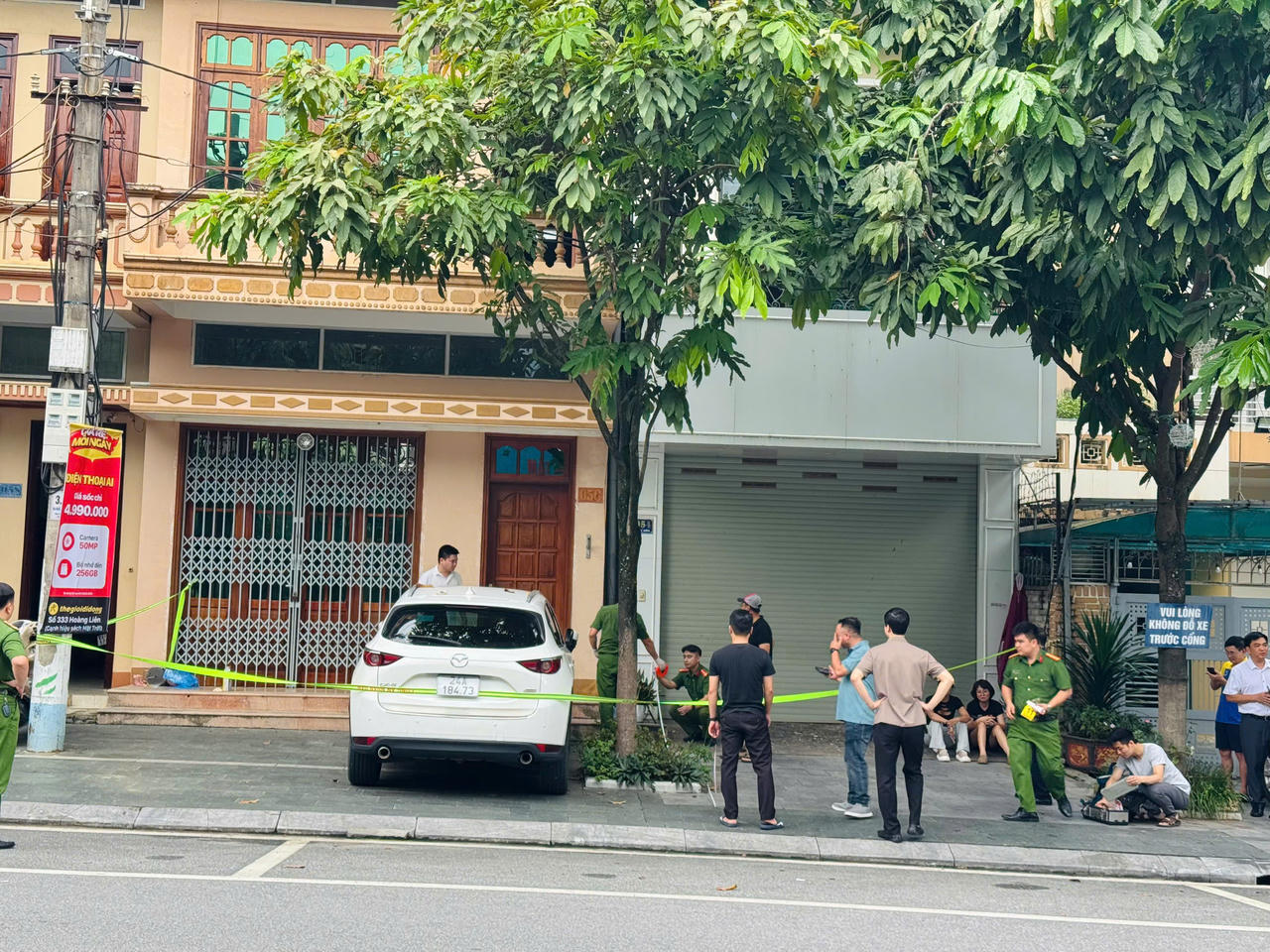 Lực lượng chức năng bảo vệ hiện trường, tổ chức kh&aacute;m nghiệm, thu thập t&agrave;i liệu, chứng cứ li&ecirc;n quan.
