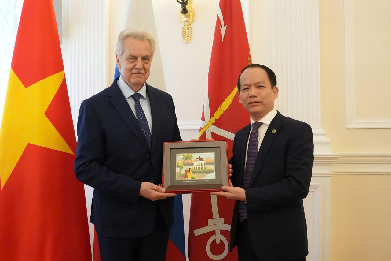 Bộ trưởng Tư ph&aacute;p Ho&agrave;ng Thanh T&ugrave;ng tặng qu&agrave; lưu niệm tới Chủ tịch Ủy ban Đối ngoại th&agrave;nh phố Saint Petersburg Evgeny Grigoriev.