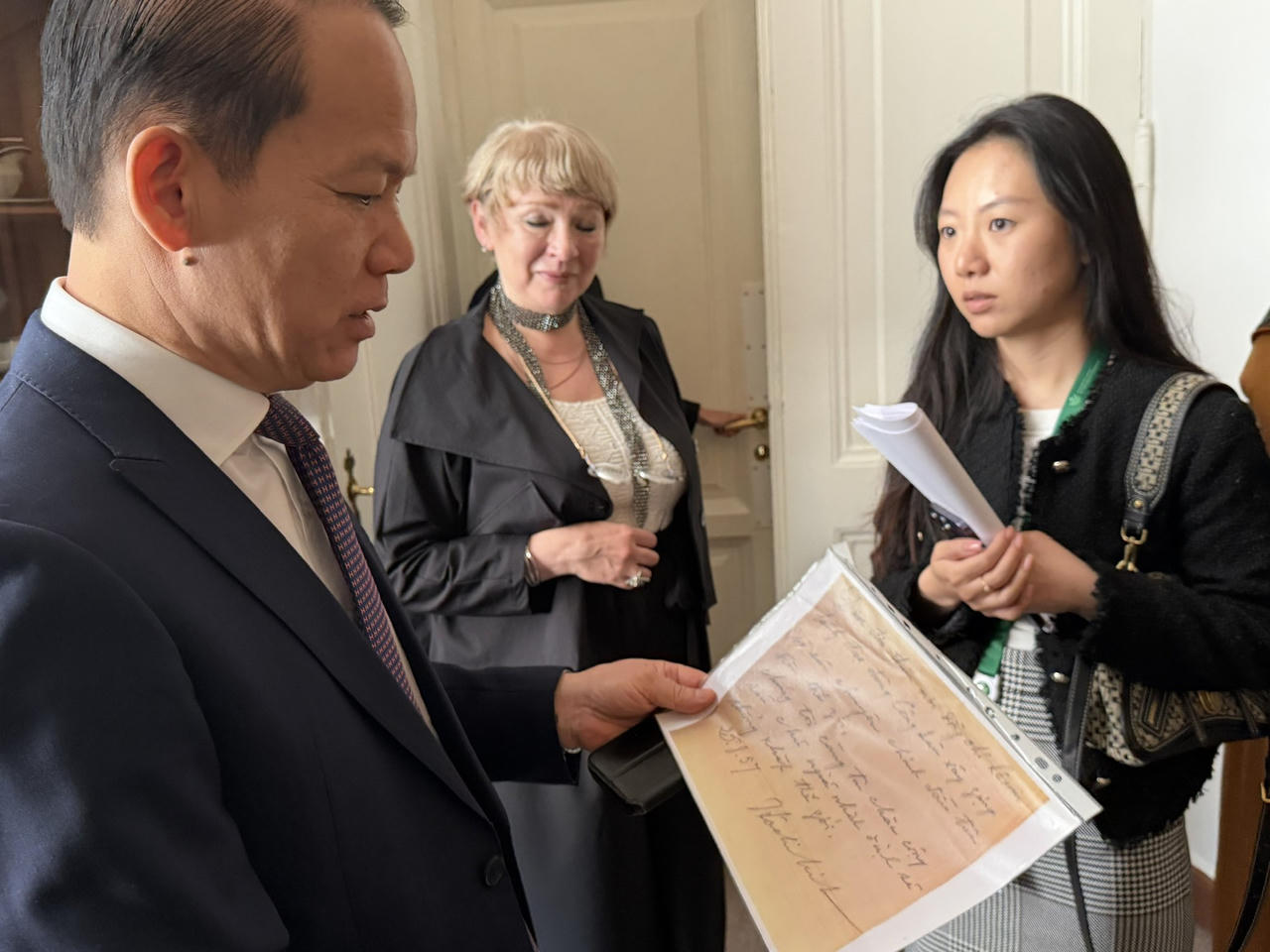 Tham quan Bảo t&agrave;ng &ldquo;Hầm tr&uacute; ẩn Zhdanov&rdquo;, nằm dưới Cung điện Smolny, Bộ trưởng Ho&agrave;ng Thanh T&ugrave;ng rất x&uacute;c động khi  được đọc d&ograve;ng lưu b&uacute;t Chủ tịch Hồ Ch&iacute; Minh viết khi đến thăm căn ph&ograve;ng nơi L&atilde;nh tụ L&ecirc;nin từng ở v&agrave; l&agrave;m việc, hiện đang được Bảo t&agrave;ng lưu giữ
