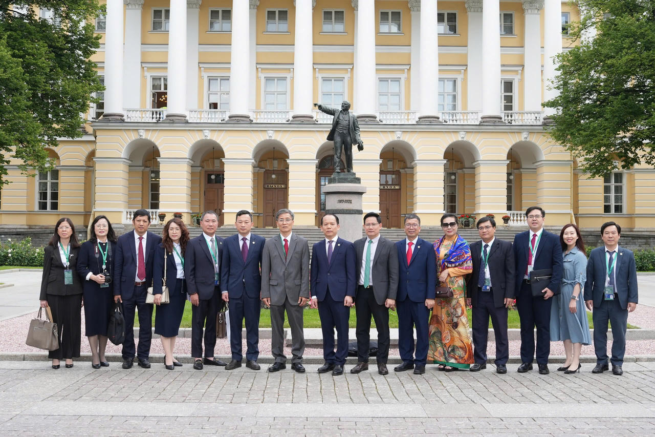Đo&agrave;n c&ocirc;ng t&aacute;c của Việt Nam chụp ảnh lưu niệm trước Trụ sở Ủy ban Đối ngoại Saint Petersburg, nơi c&oacute; tượng đ&agrave;i Lenin