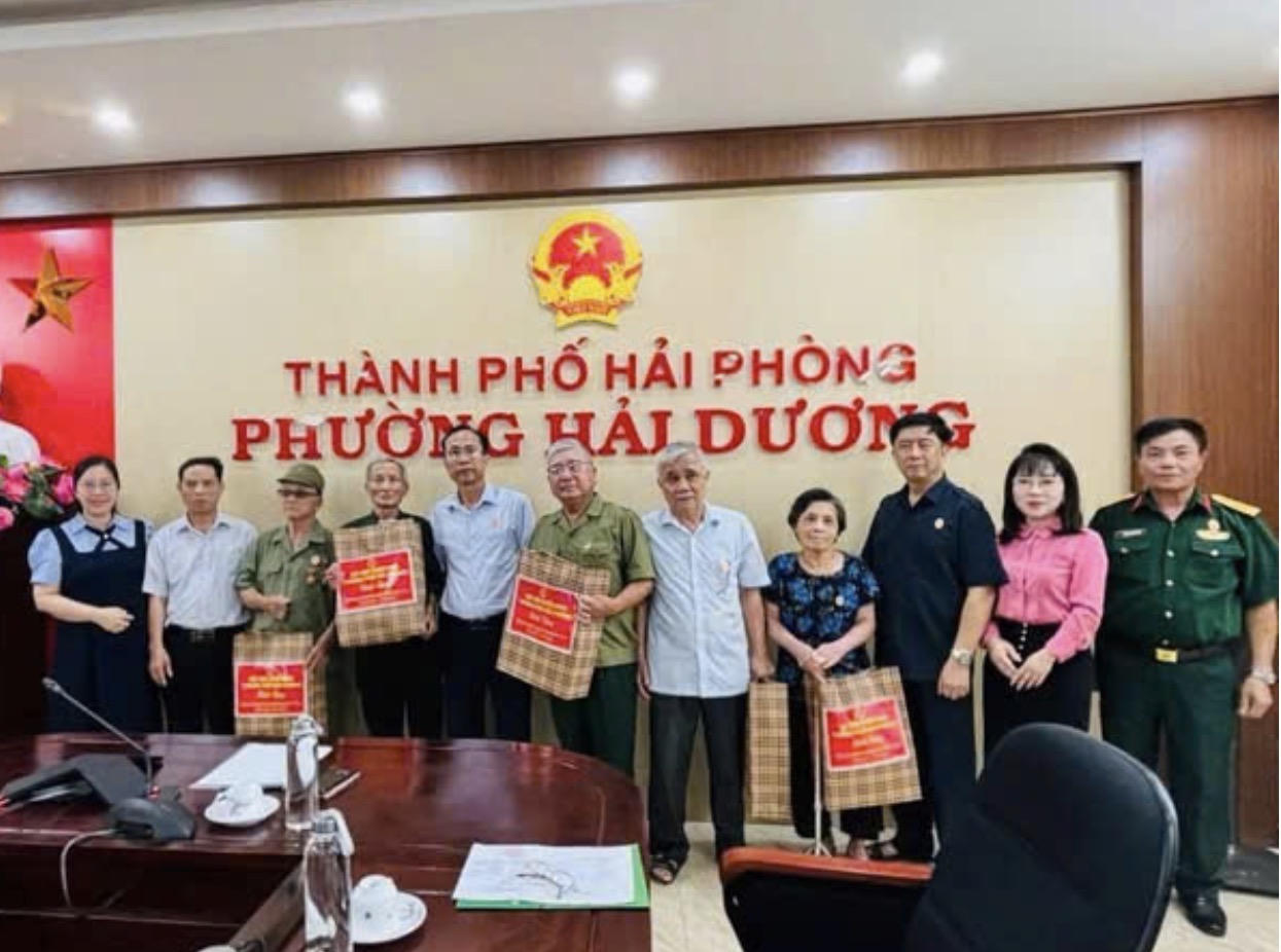 Hội Cựu chiến binh th&agrave;nh phố trao tặng qu&agrave; người c&oacute; c&ocirc;ng phường Hải Dương
