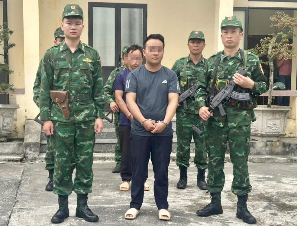 Bộ đội Bi&ecirc;n ph&ograve;ng tỉnh Tuy&ecirc;n Quang dẫn giải c&aacute;c đối tượng b&agrave;n giao cho Cơ quan An ninh điều tra C&ocirc;ng an tỉnh Tuy&ecirc;n Quang. (Ảnh: Xu&acirc;n Minh)