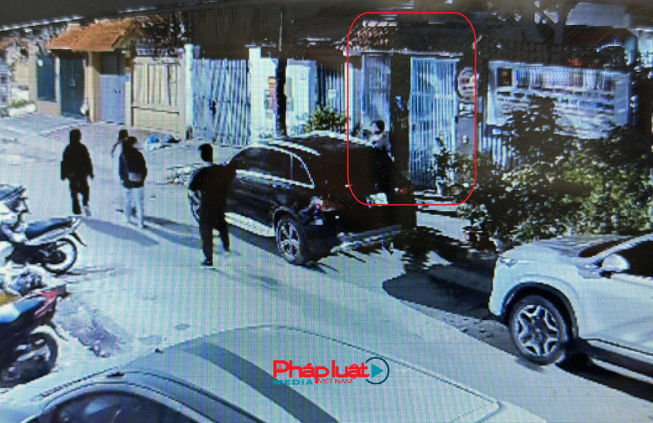 H&igrave;nh ảnh camera ghi lại chiếc 'xe Mercedes' m&agrave;u đen v&agrave;o tối ng&agrave;y 18/01/2026 (Ảnh: NVCC).