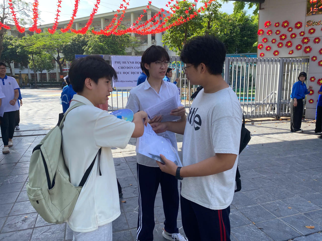 Th&iacute; sinh kết th&uacute;c kỳ thi lớp 10 c&ocirc;ng lập tại H&agrave; Nội 2026 (Ảnh: PV)