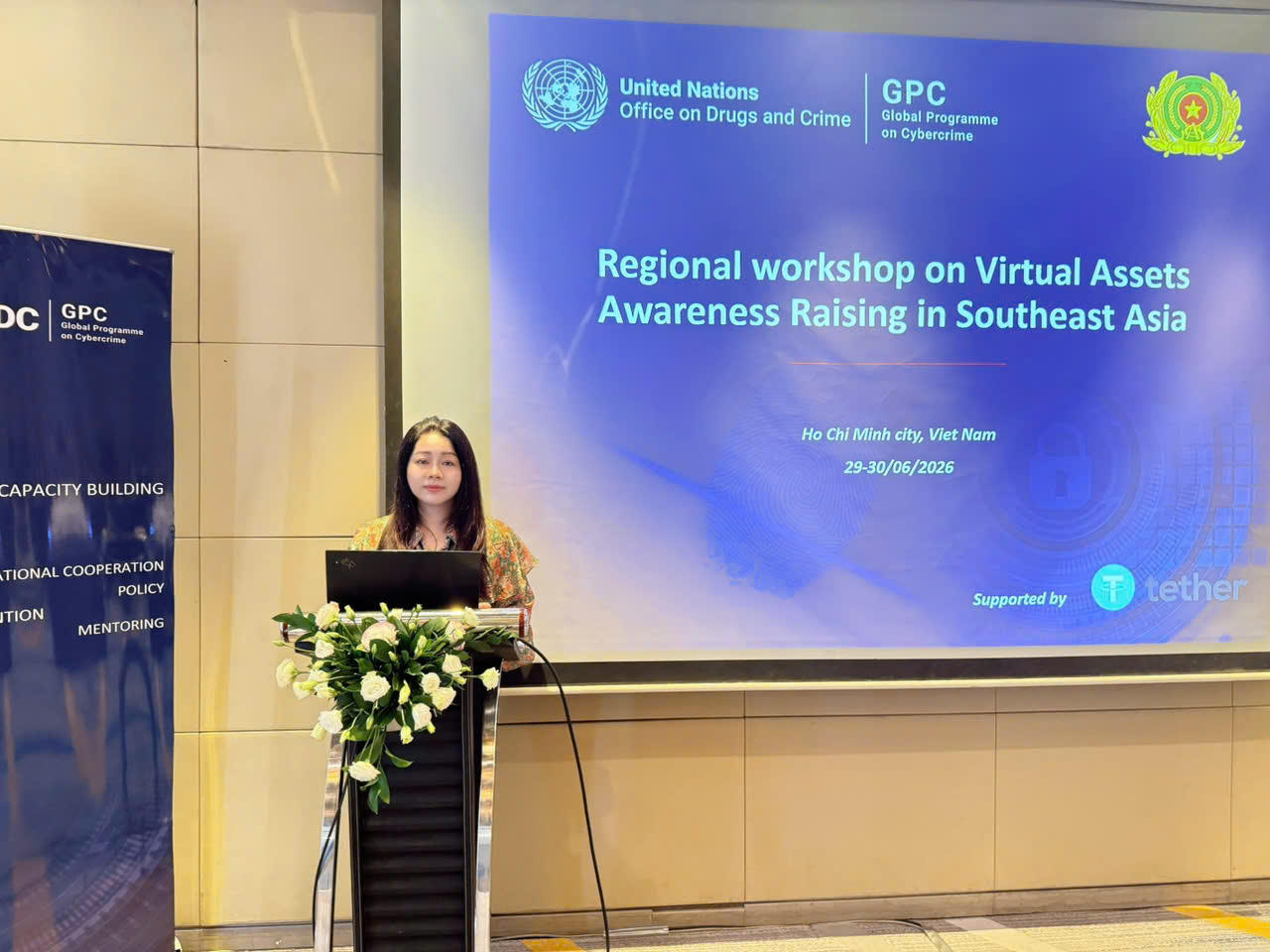 Thượng t&aacute; Đ&agrave;o Thị Thu Huyền, Ph&oacute; Trưởng Ban Phụ nữ CAND ph&aacute;t biểu khai mạc Hội thảo