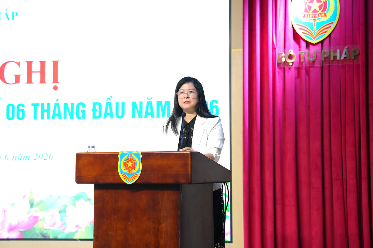 Hội nghị đ&atilde; nghe Vụ C&ocirc;ng t&aacute;c x&acirc;y dựng VBQPPL b&aacute;o c&aacute;o về kết quả c&ocirc;ng t&aacute;c ph&aacute;p chế, phương hướng 06 th&aacute;ng cuối năm 2026.