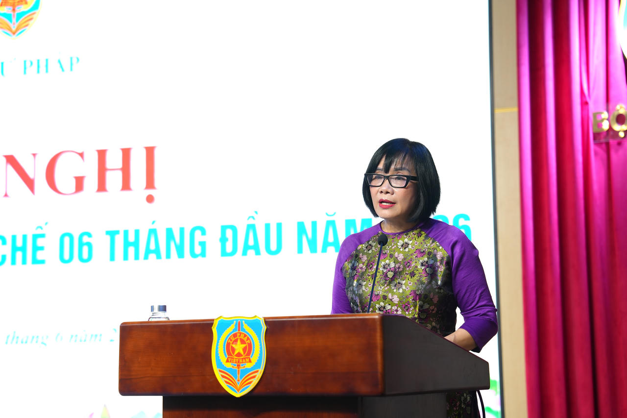 Thứ trưởng Đặng Ho&agrave;ng Oanh ph&aacute;t biểu khai mạc Hội nghị.