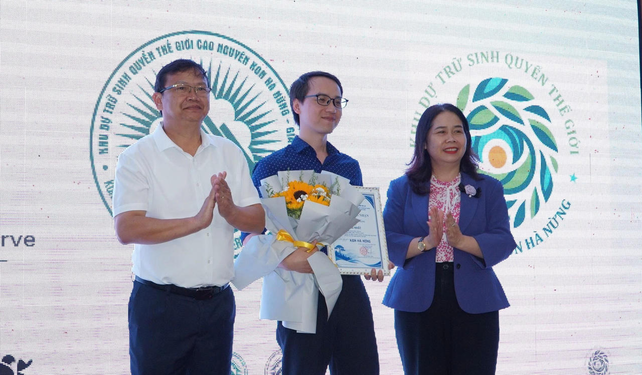 Anh Nguyễn Quốc Trọng đạt giải Nhất ở hạng mục Logo.