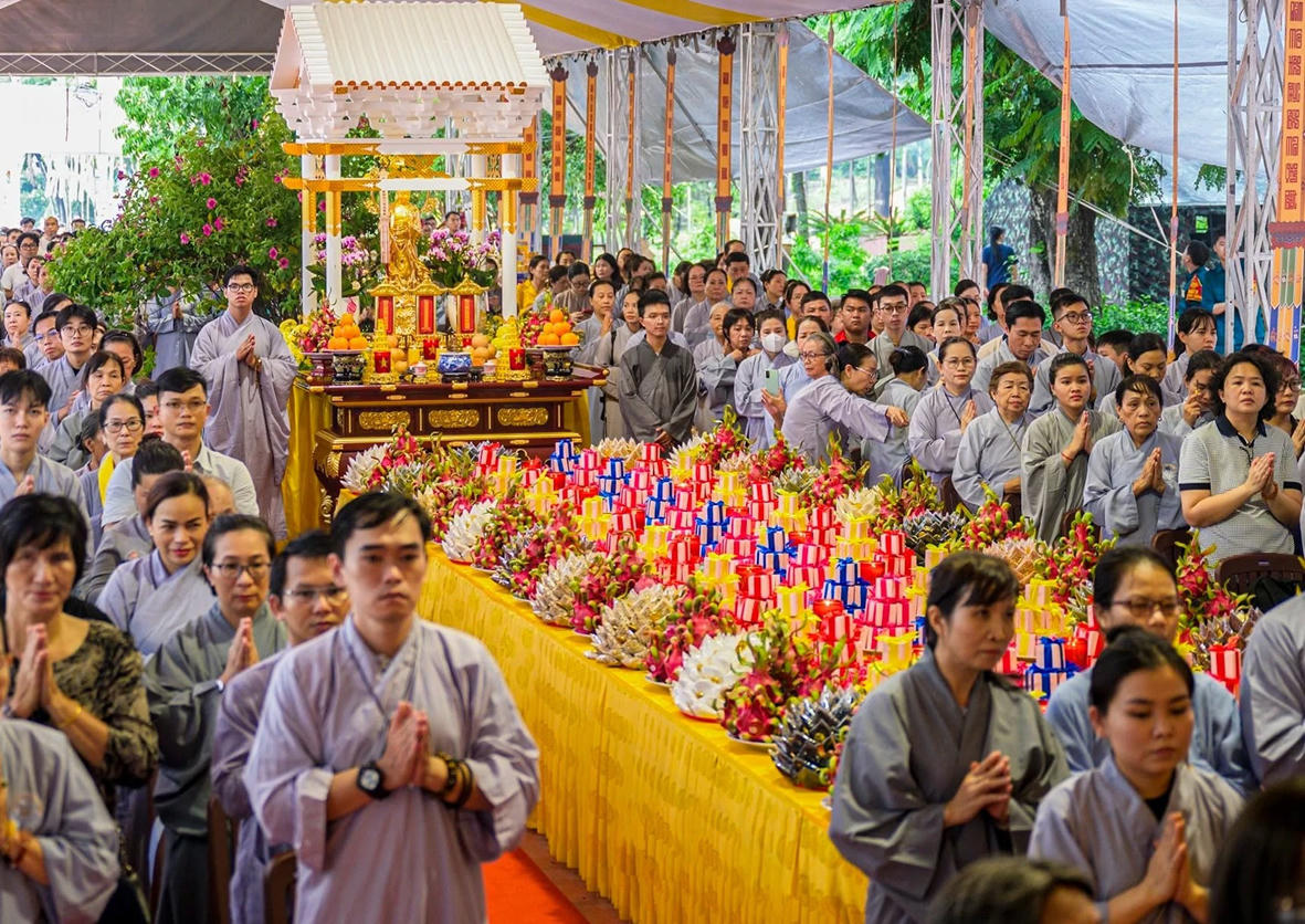 Lễ tưởng niệm, cầu si&ecirc;u c&aacute;c liệt sĩ, chiến sĩ v&agrave; đồng b&agrave;o y&ecirc;u nước tại TP HCM. (Ảnh: T&acirc;m An)