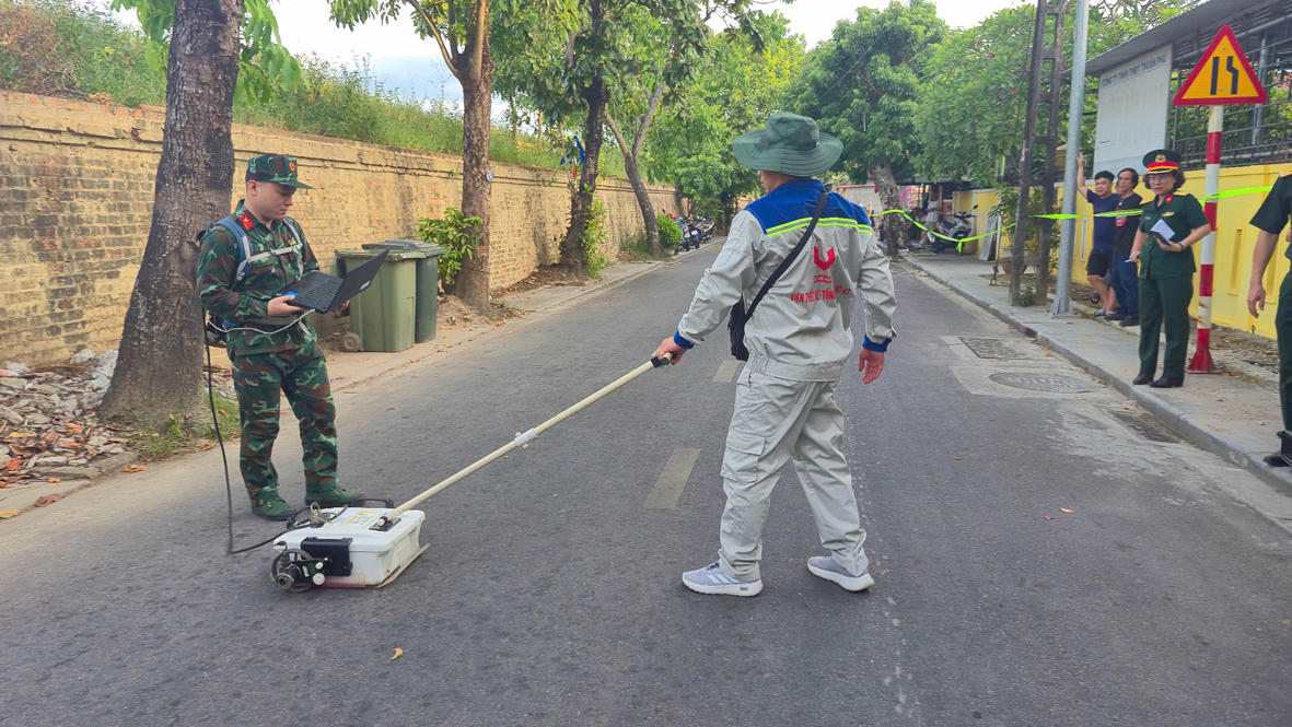 Bộ đội d&ugrave;ng radar d&ograve; t&igrave;m dấu vết mộ liệt sĩ tại TP Huế. (Ảnh: VGP)