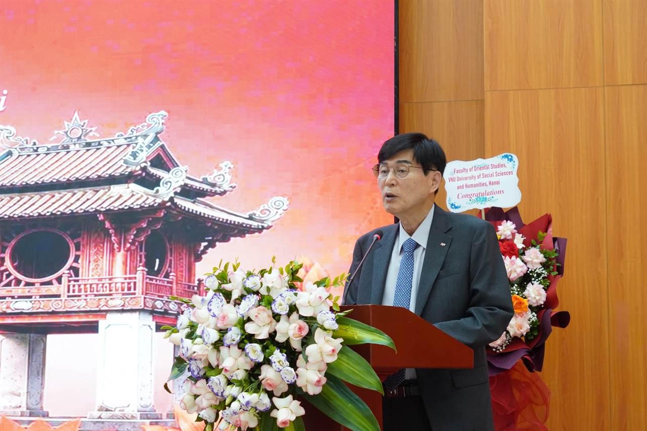 GS.TS. Song Guido, Chủ tịch Quỹ Giao lưu Quốc tế H&agrave;n Quốc ph&aacute;t biểu khai mạc