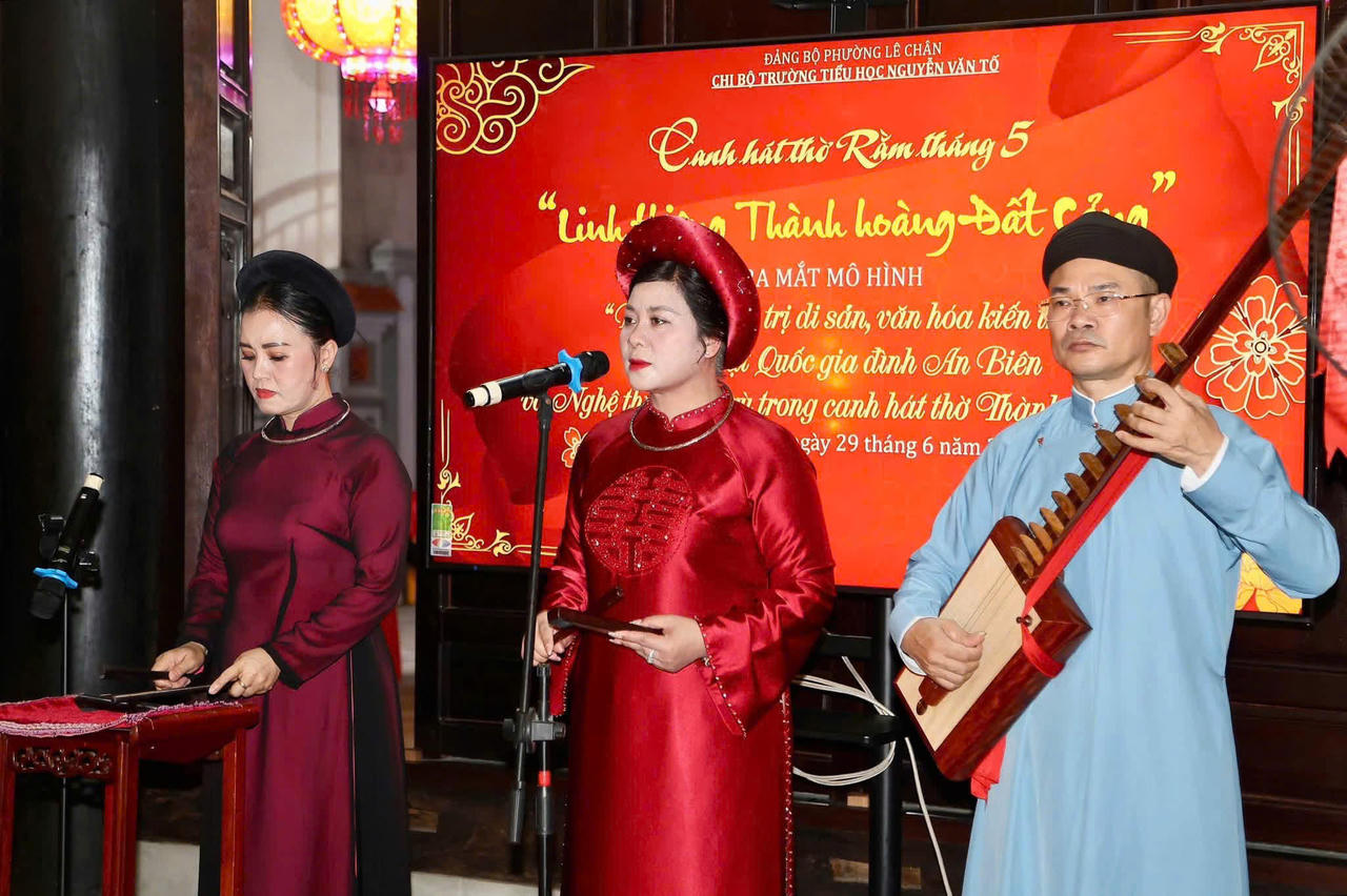 Nghệ nh&acirc;n, ca nương biểu diễn Ca tr&ugrave; trong kh&ocirc;ng gian cổ k&iacute;nh của Đ&igrave;nh An Bi&ecirc;n.