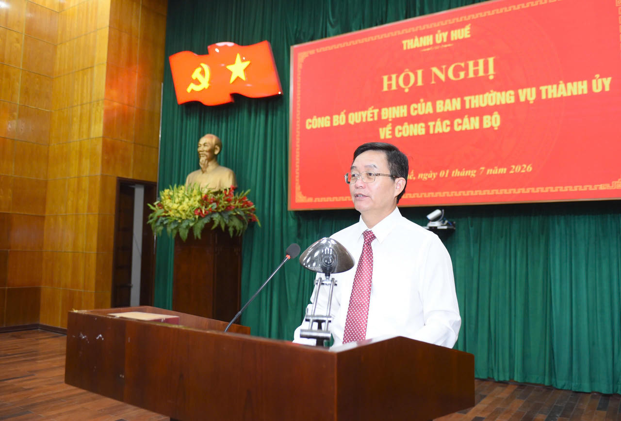 B&iacute; thư Th&agrave;nh ủy y&ecirc;u cầu khẩn trương tiếp nhận, b&agrave;n giao c&ocirc;ng việc theo đ&uacute;ng quy định; nhanh ch&oacute;ng nắm bắt t&igrave;nh h&igrave;nh, ổn định tổ chức, bảo đảm hoạt động của cơ quan, đơn vị kh&ocirc;ng bị gi&aacute;n đoạn