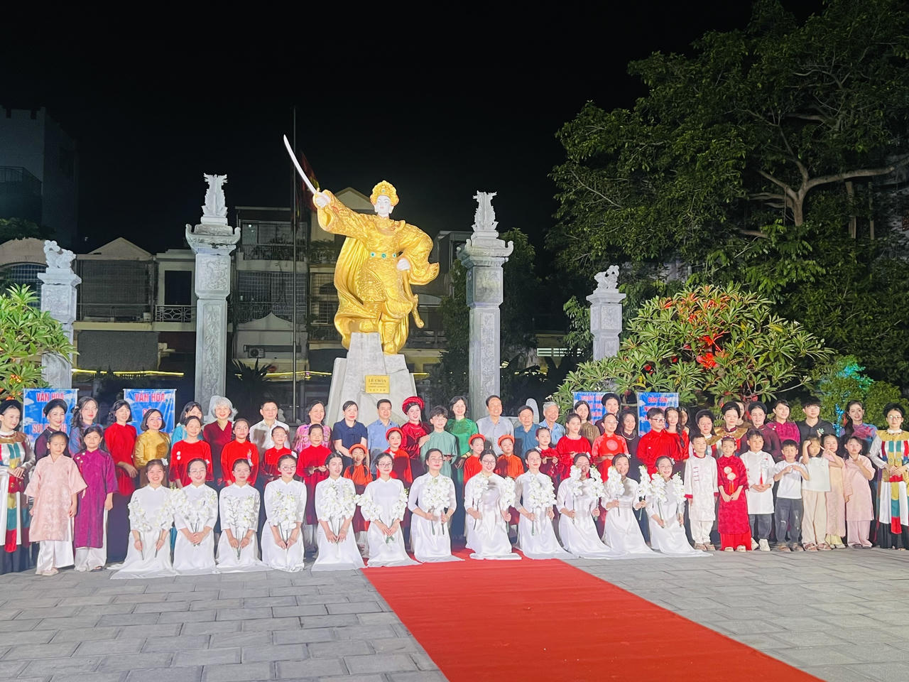 Đại biểu v&agrave; c&aacute;c em học sinh chụp ảnh lưu niệm, kh&eacute;p lại chương tr&igrave;nh nghệ thuật di sản &ldquo;Linh thi&ecirc;ng Th&agrave;nh ho&agrave;ng Đất Cảng&rdquo;.