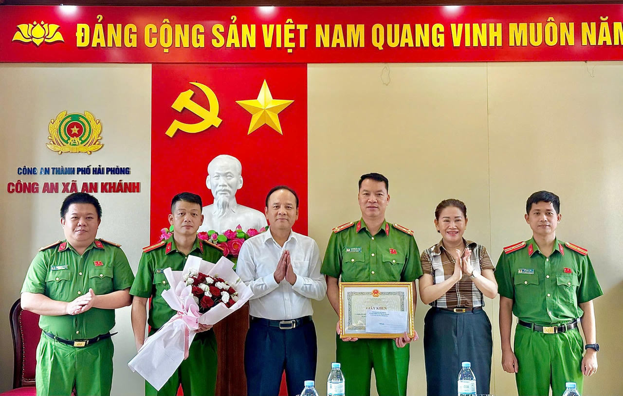 L&atilde;nh đạo x&atilde; An Kh&aacute;nh khen thưởng lực lượng ph&aacute; &aacute;n.