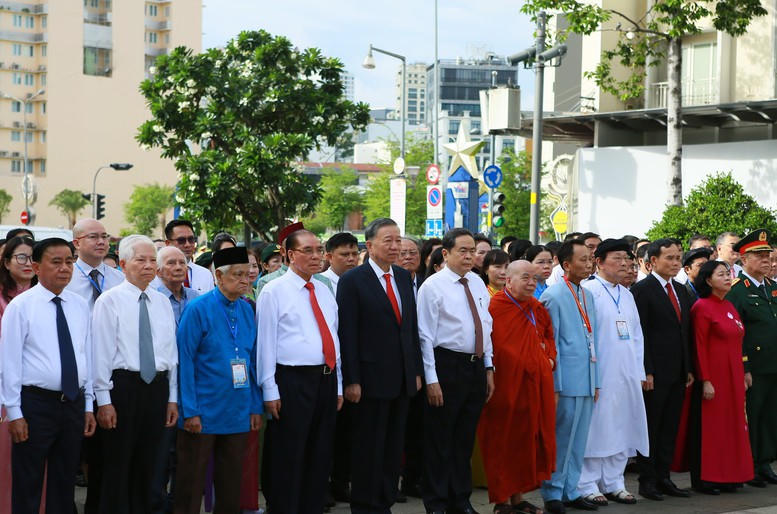 Tổng B&iacute; thư, Chủ tịch nước T&ocirc; L&acirc;m v&agrave; l&atilde;nh đạo Đảng, Nh&agrave; nước d&acirc;ng hoa tưởng nhớ Chủ tịch Hồ Ch&iacute; Minh- Ảnh 2.