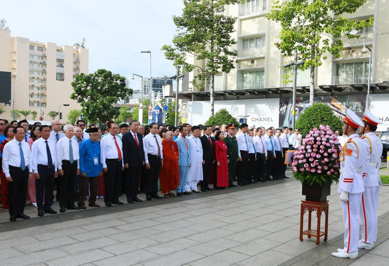 Tổng B&iacute; thư, Chủ tịch nước T&ocirc; L&acirc;m v&agrave; l&atilde;nh đạo Đảng, Nh&agrave; nước d&acirc;ng hoa tưởng nhớ Chủ tịch Hồ Ch&iacute; Minh- Ảnh 1.