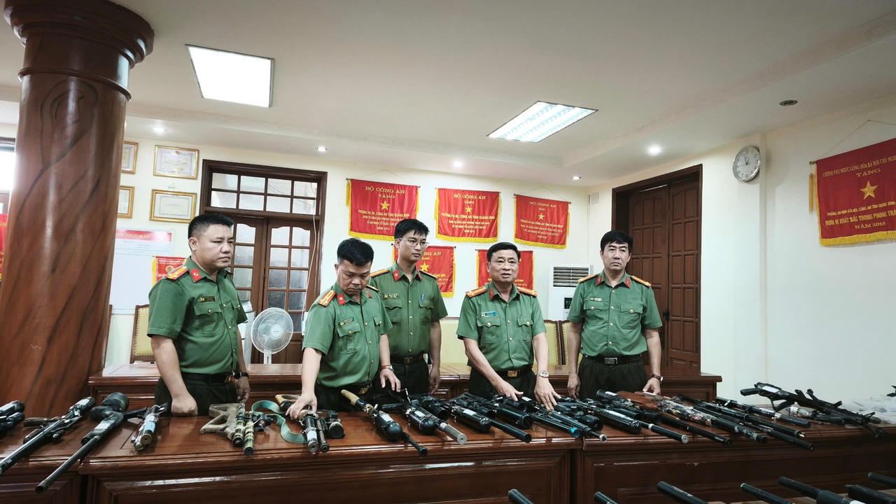 Đại t&aacute; L&ecirc; Văn H&oacute;a, Ph&oacute; Gi&aacute;m đốc C&ocirc;ng an tỉnh Quảng Trị (thứ 2 từ tr&aacute;i sang) th&ocirc;ng tin về phương thức, thủ đoạn hoạt động của đường d&acirc;y chế tạo, mua b&aacute;n tr&aacute;i ph&eacute;p vũ kh&iacute; qu&acirc;n dụng vừa bị lực lượng C&ocirc;ng an triệt ph&aacute;.
