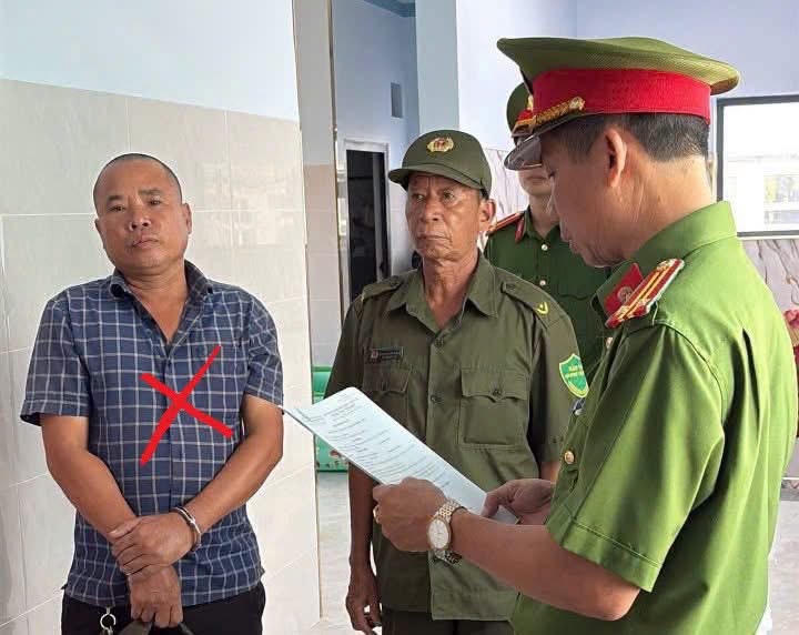 Cơ quan c&ocirc;ng an đọc lệnh bắt giam đối với&nbsp;Nguyễn Nh&atilde; Hội.