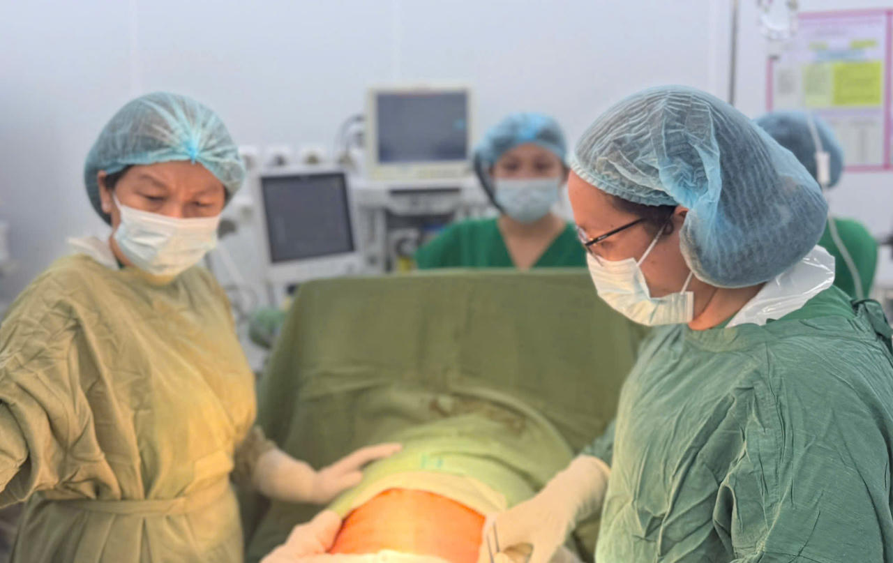 &Ecirc; kip y b&aacute;c sĩ phẫu thuật.&nbsp;