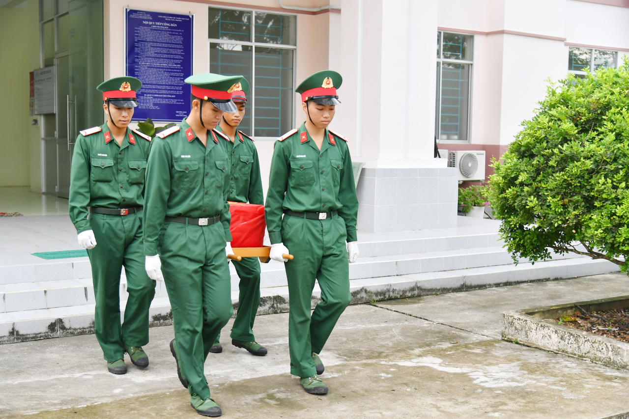 Vận chuyển mẫu l&ecirc;n xe chuy&ecirc;n dụng.