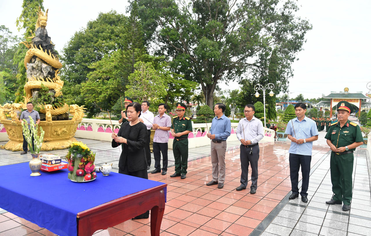 L&atilde;nh đạo TP Cần Thơ th&agrave;nh k&iacute;nh d&acirc;ng hương trước Tượng đ&agrave;i Tổ quốc ghi c&ocirc;ng để tưởng nhớ, tri &acirc;n c&ocirc;ng lao to lớn của c&aacute;c Anh h&ugrave;ng liệt sĩ.