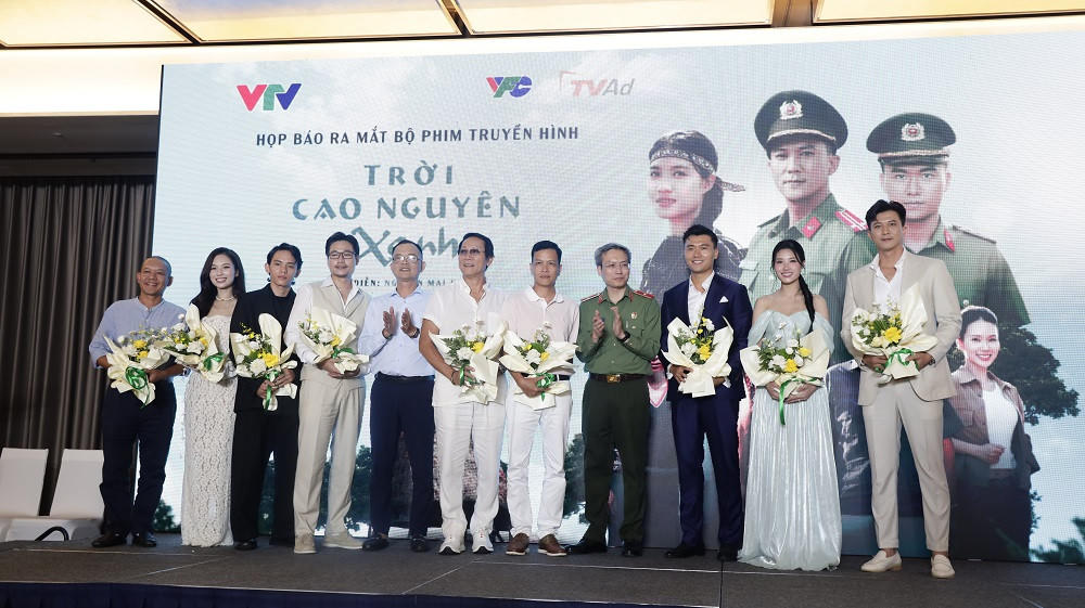 Đo&agrave;n l&agrave;m phim v&agrave; c&aacute;c diễn vi&ecirc;n tham gia 'Trời cao nguy&ecirc;n xanh' (ảnh VFC).