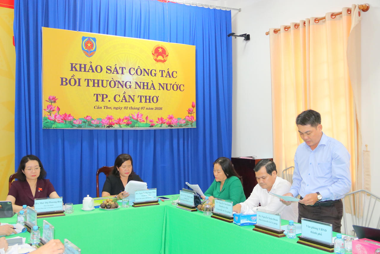 &Ocirc;ng Nguyễn Xu&acirc;n Đoan - Ph&oacute; Gi&aacute;m đốc Sở Tư ph&aacute;p TP Cần Thơ b&aacute;o c&aacute;o với Đo&agrave;n C&ocirc;ng t&aacute;c