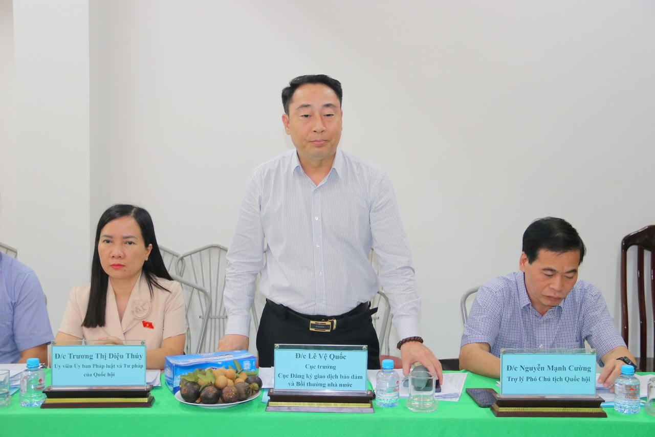&Ocirc;ng L&ecirc; Vệ Quốc - Cục trưởng Cục Đăng k&yacute; giao dịch bảo đảm v&agrave; Bồi thường nh&agrave; nước (Bộ Tư ph&aacute;p) trao đổi với c&aacute;c Sở, ban, ng&agrave;nh TP Cần Thơ