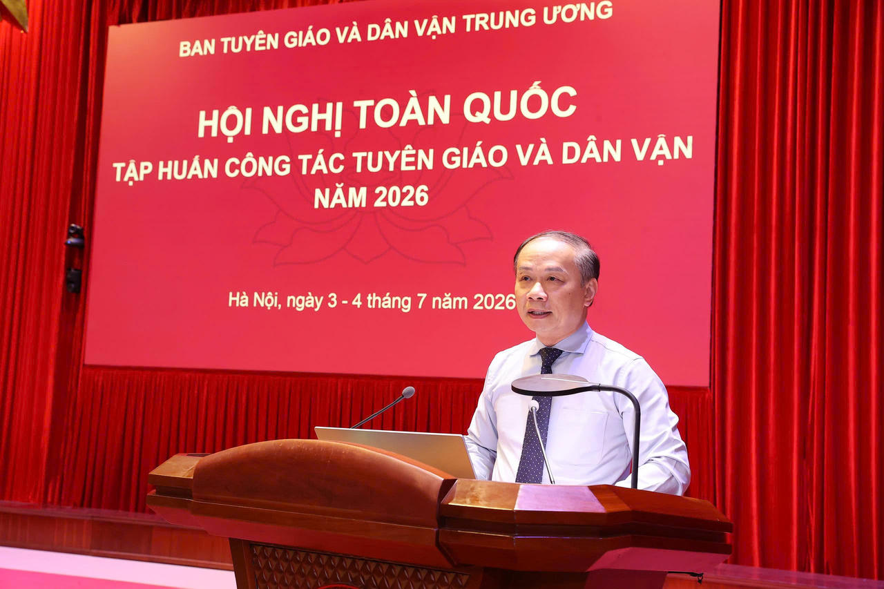 Ủy vi&ecirc;n Trung ương Đảng, Ph&oacute; Trưởng Ban Thường trực Ban Tuy&ecirc;n gi&aacute;o v&agrave; D&acirc;n vận Trung ương Phạm Tất Thắng ph&aacute;t biểu khai mạc Hội nghị. Ảnh: PV
