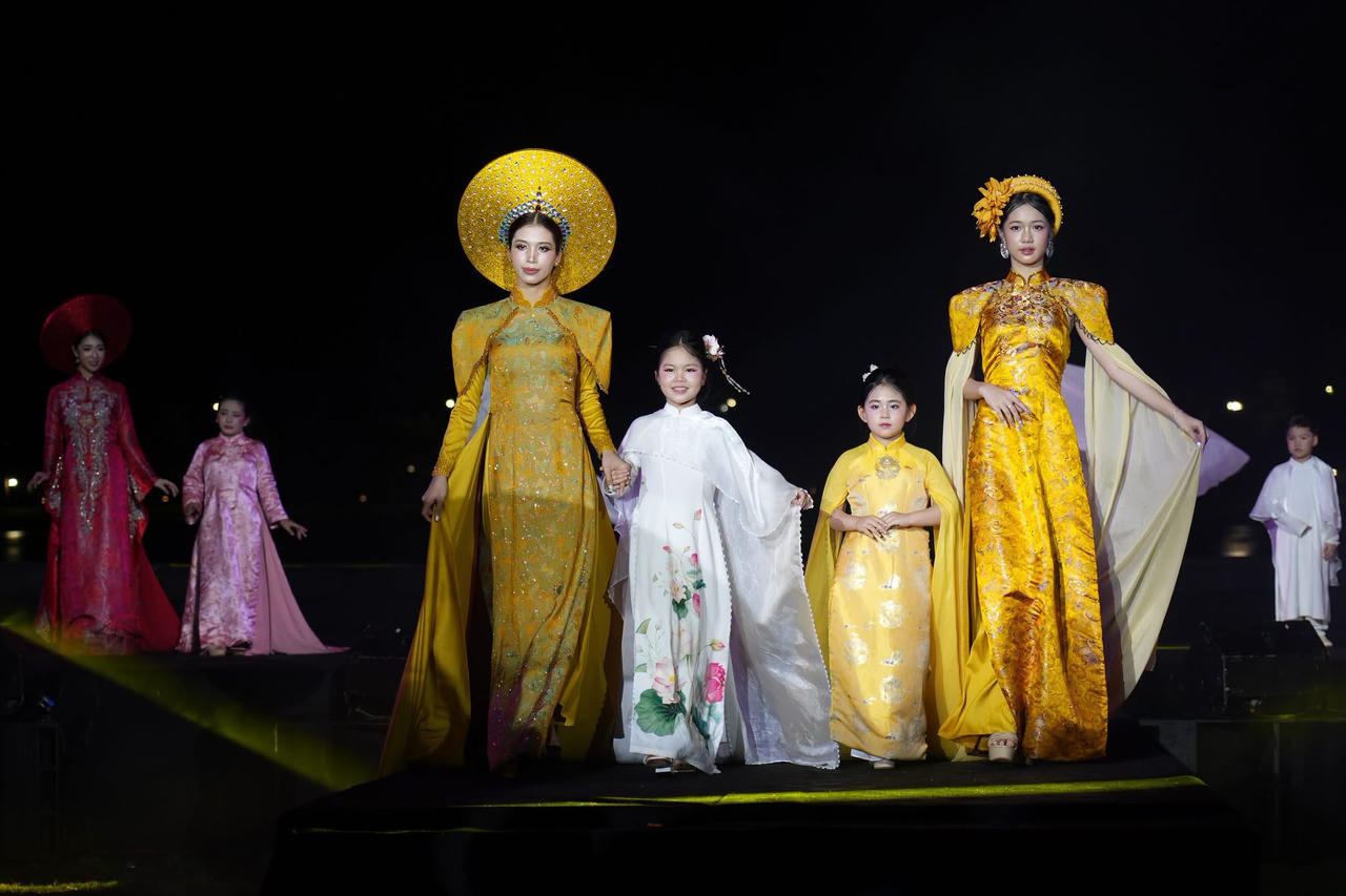 B&ecirc;n d&ograve;ng Hương Giang thơ mộng, mỗi bộ sưu tập &aacute;o d&agrave;i kể một c&acirc;u chuyện ri&ecirc;ng, g&oacute;p phần t&ocirc;n vinh vẻ đẹp của t&agrave; &aacute;o d&agrave;i Việt v&agrave; mang đến nhiều cảm x&uacute;c cho kh&aacute;n giả.