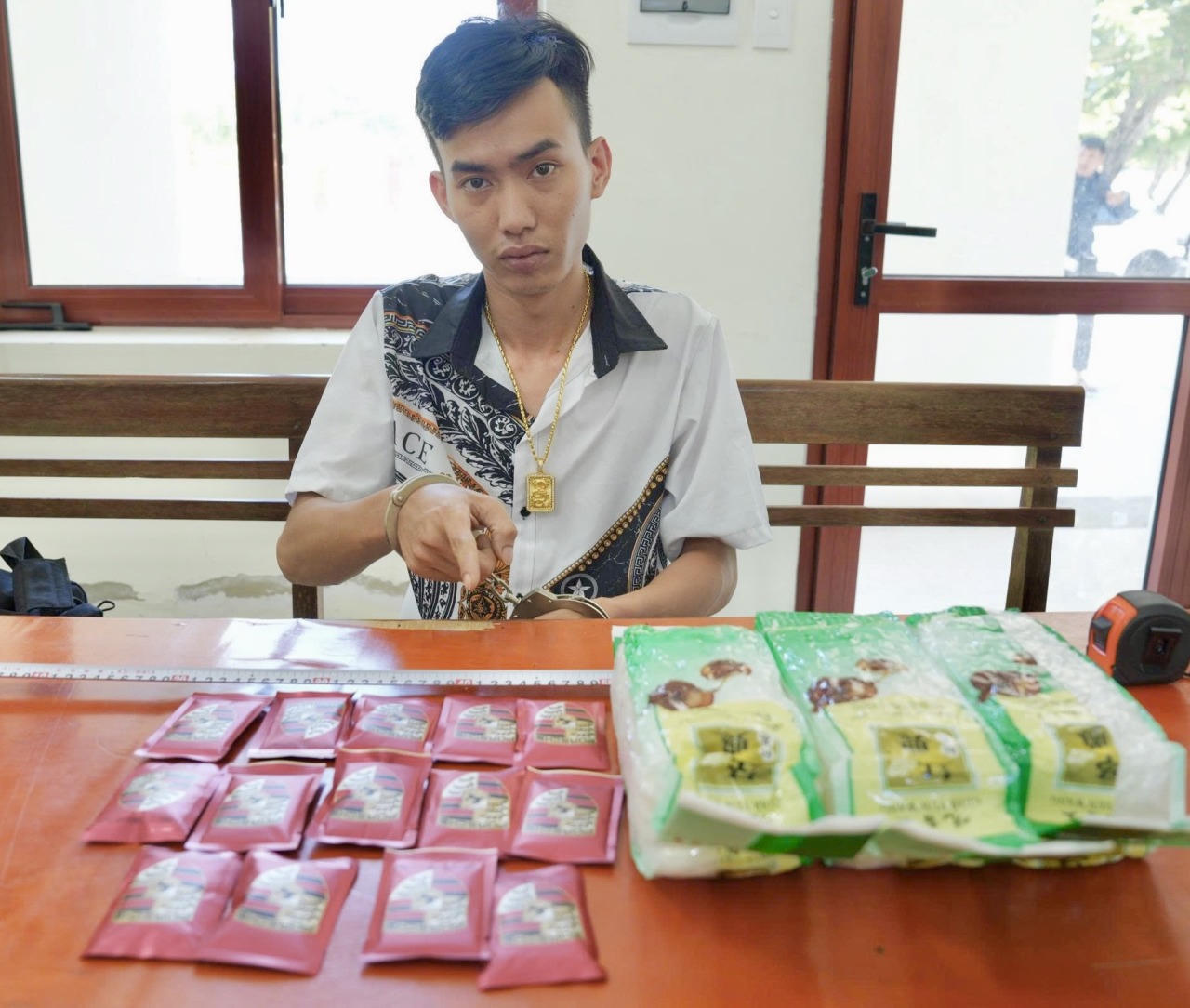 Ho&agrave;ng Viết To&agrave;n đến cơ quan C&ocirc;ng an đầu th&uacute; v&agrave; tự nguyện giao nộp khoảng 3kg ma t&uacute;y tổng hợp dạng đ&aacute;.
