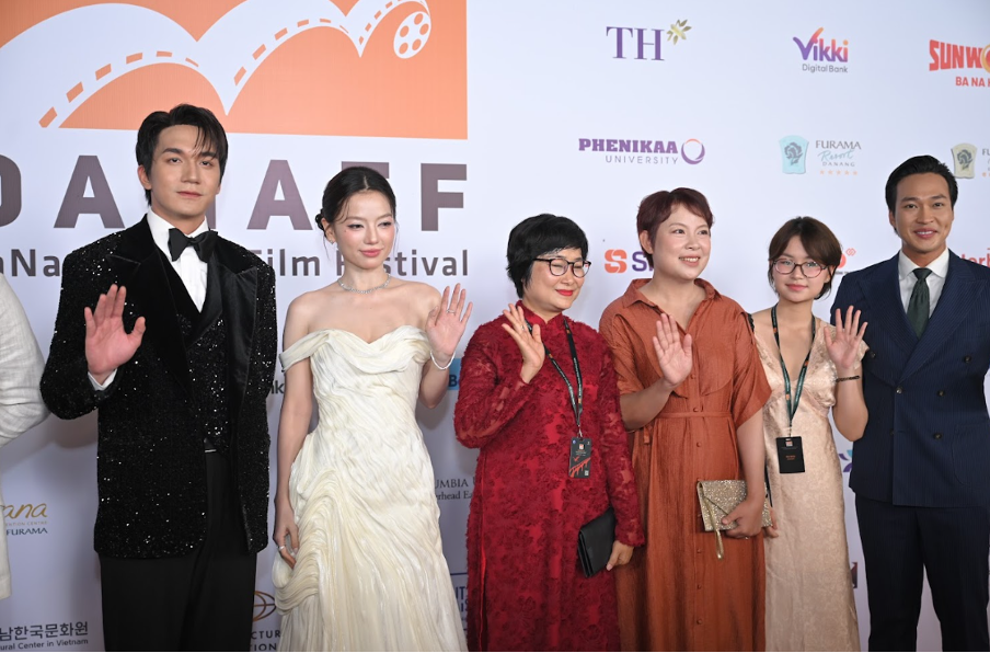 Đo&agrave;n l&agrave;m phim &ldquo;Mưa đỏ&rdquo; xuất hiện tại thảm đỏ Lễ Bế mạc v&agrave; Trao giải DANAFF IV, tự h&agrave;o nhận giải thưởng danh gi&aacute; &ldquo;Giải NETPAC cho phim Việt Nam xuất sắc&rdquo;