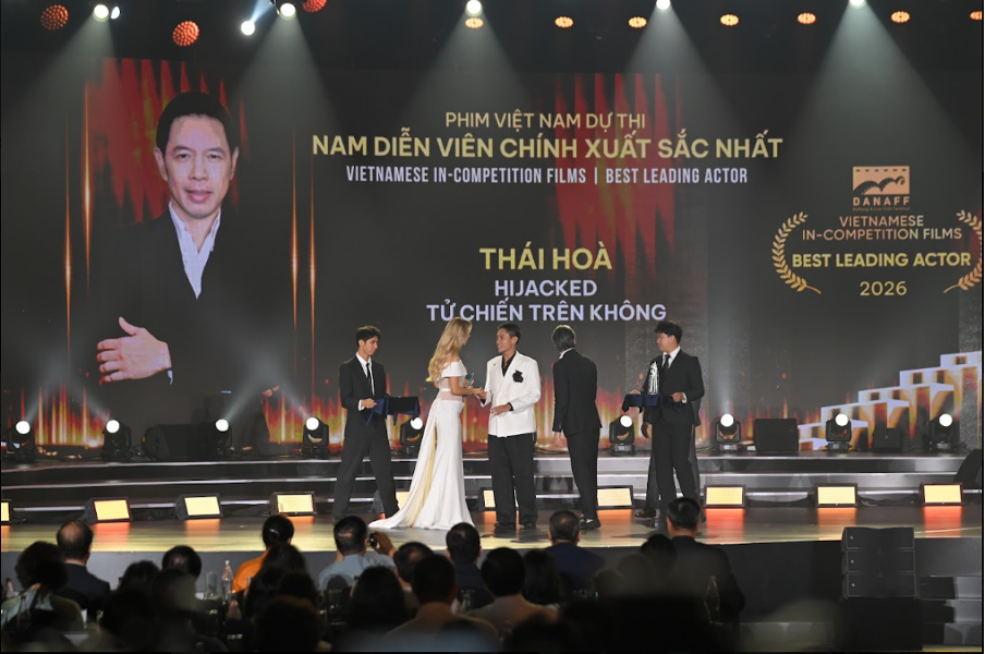 Th&aacute;i H&ograve;a được t&ocirc;n vinh với vai diễn trong bộ phim &ldquo;Tử chiến tr&ecirc;n kh&ocirc;ng&rdquo;