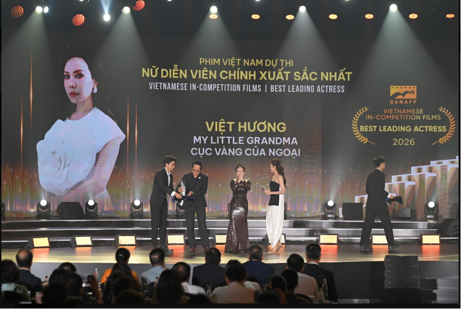 Việt Hương nhận giải Diễn vi&ecirc;n nữ ch&iacute;nh xuất sắc